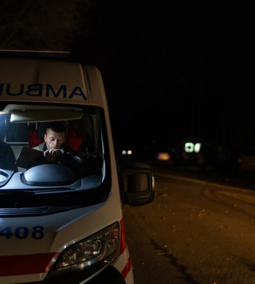 Поздно вечером россияне атаковали Херсон беспилотниками, два человека в больнице