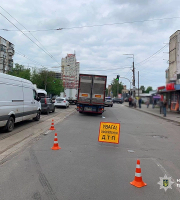 У Києві вантажівка на смерть збила літню жінку, яка переходила дорогу у недозволеному місці