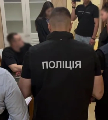Женщин в беде отправляла за границу. Во Львове задержали женщину, которую подозревают в организации схемы секс-бизнеса