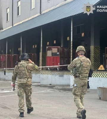 У Києві під час огляду в поштовому відділенні вибухнула посилка: є загиблий і поранені