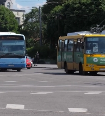 У Луцьку – скандал через водія автобуса, який «виставив» дітей загиблого героя (відео)