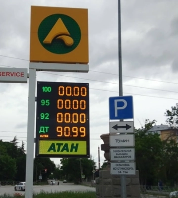Пальне за талонами: в анексованому РФ Севастополі припинили вільний продаж бензину