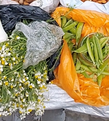 На ринку в Луцьку з'явився перший молодий горох та свіжа зелень: які ціни