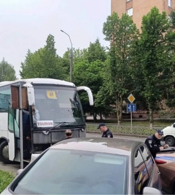У Рівному патрульні виявили автобус із ознаками підробки номерів
