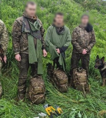 Кусачки, берці та маскування не допомогли: на Одещині прикордонники з собакою впіймали 3 порушників. ФОТО