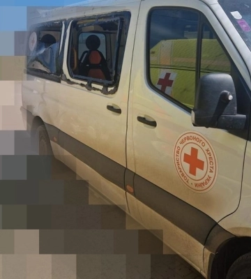 Російський дрон поцілив по авто Червоного Хреста