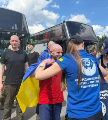 Ще 185 українських захисників повертаються додому з російської неволі