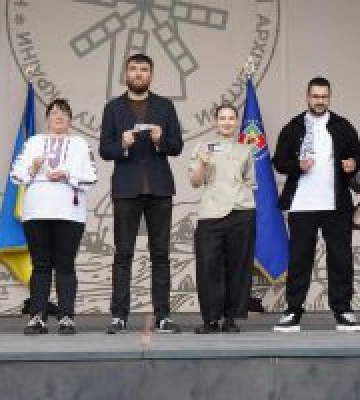 Сергій Жадан отримав посвідчення «Амбасадора Луганщини» №1