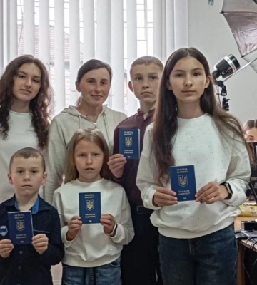 На Волині мама з п’ятьма дітьми одночасно оформила закордонні паспорти