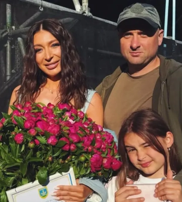 Жена Ракицкого показала, как он поздравил её после выступления на благотворительном концерте