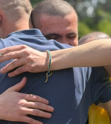 Освобожденные из плена защитники впервые за долгое время пели гимн Украины