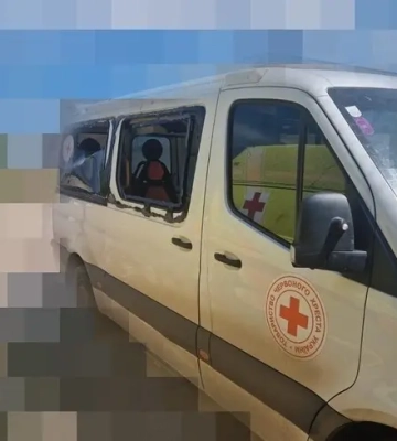 На Херсонщині росіяни вдарили по гуманітарним авто Червоного Хреста. Постраждала людина