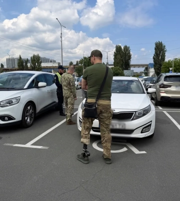 В Киеве оштрафовали водителей за парковку на местах для людей с инвалидностью