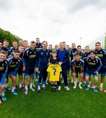 Шевченко пригласил на тренировку сборной Украины 10-летнего мальчика, ставшего жертвой теракта в Киеве