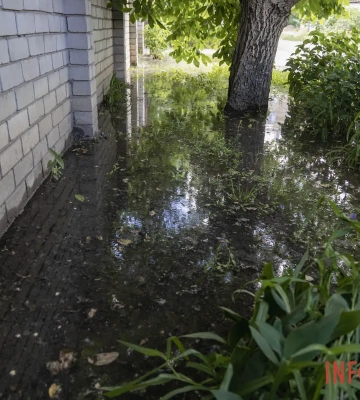 Вода з вулиці дійшла до будинків: у Дніпрі порвало водопровід