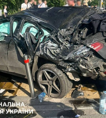 В Киеве Mercedes на скорости влетел в подземный переход: четверо погибших