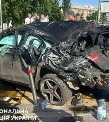 У Києві Mercedes на швидкості вилетів на тротуар, четверо людей загинули