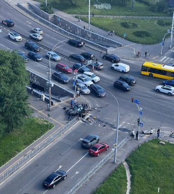 В Киеве авто на скорости влетело в подземный переход: четыре человека погибли на месте (видео)