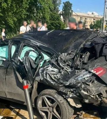 ВІДЕО: у Києві Mercedes на шаленій швидкості влетів у підземний перехід, є загиблі