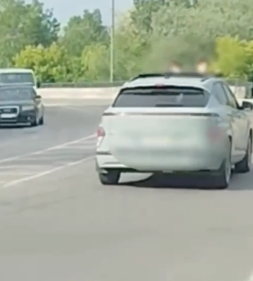 Під час поїздки двоє підлітків визирали з люка Hyundai у Львові: водія оштрафували