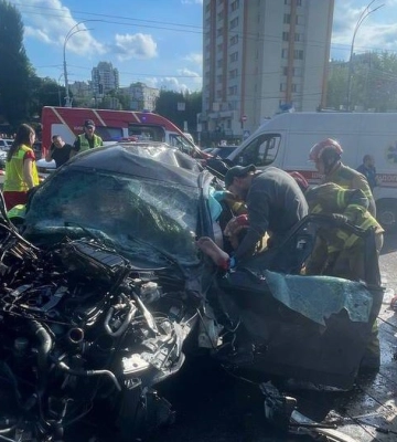 Автомобиль выехал на тротуар в Киеве, погибли четыре человека