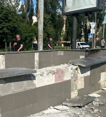 Машина влетела прямо в людей: в сети появился момент ДТП в Киеве с камер наблюдения (18+)