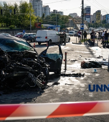 В Киеве Mercedes на скорости вылетел на тротуар, четыре человека погибли