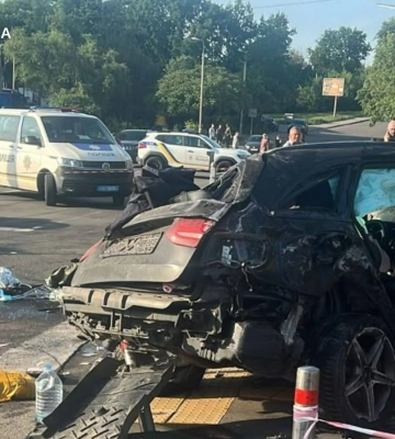 В Киеве Mercedes на скорости вылетел на тротуар, четыре человека погибли