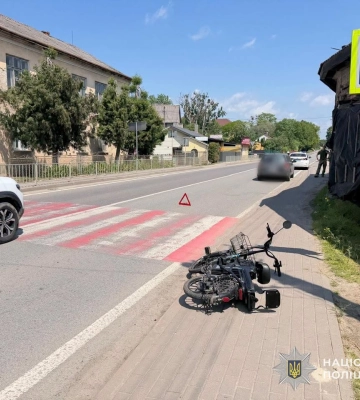 На Львівщині 18-річний водій легковика скоїв наїзд на чоловіка на електровелосипеді