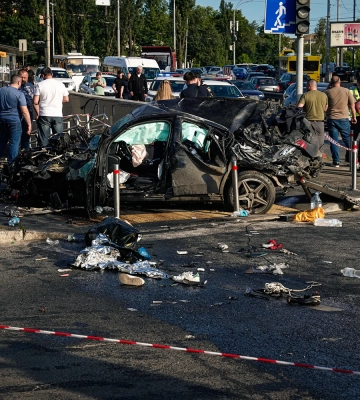 В Киеве Mercedes на скорости вылетел на тротуар, четыре человека погибли