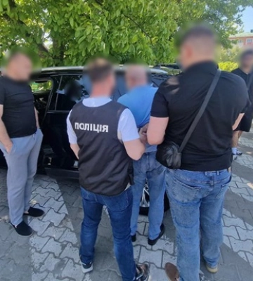 В Черновцах псевдогенерал за 6000 долларов "снимал" с военного учета