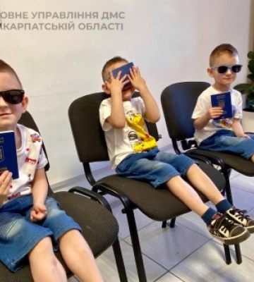 Готові до подорожей: на Закарпатті три хлопчики-трійнята здивували міграційну службу (ФОТО)