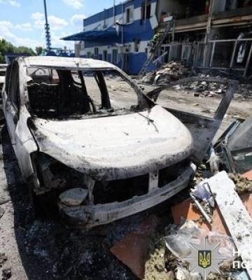 Удар РФ по підприємству харчової промисловості на Київщині: кількість постраждалих зросла до дев’яти, четверо загиблих. ФОТОрепортаж