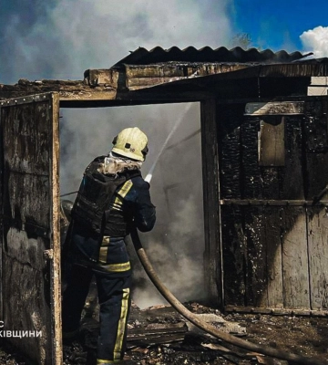 «Герань-2» вдарила по Есхару на Харківщині: 74-річна жінка дістала опіки, спалахнула пожежа