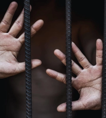 Напоїв підлітків горілкою та зґвалтував: у Києві чоловіка засудили до 10 років ув'язнення