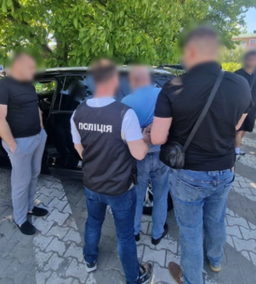У Чернівцях псевдогенерал за $6000 "знімав" із військового обліку