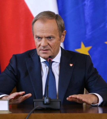 "Много вложили, чтобы преодолеть демонов прошлого": Туск предупредил Киев из-за скандала с УПА