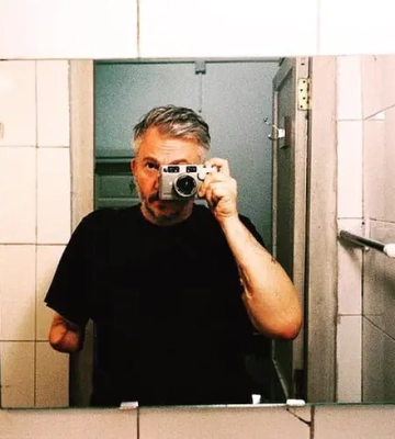 «Я не фотографирую войну. Я фиксирую любовь» — история фотографа Джайлза Дули, который после потери на войне ног и руки собрал миллионы на помощь Украине