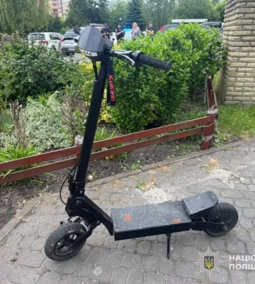 У Львові після інциденту з електросамокатом потрапив до лікарні його маленький пасажир