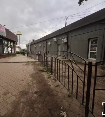 Демонтована три роки тому огорожа знову з’явилась на зупинці «Соборній»: головний архітектор каже, що не погоджував