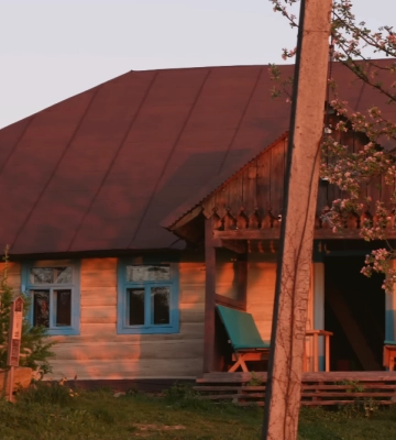 Бывшая модель купила дом в селе за $1 тысячу: ее муж сделал там сказку 
