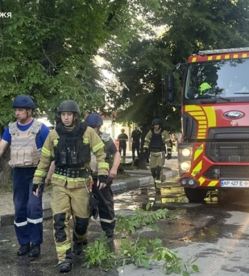 Удар по Запоріжжю: понівечено багатоповерхівку, згоріли авто, є поранені