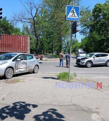 У Миколаєві «Хюндай» протаранив «Ніссан»: авто вилетіло з дороги, постраждав водій