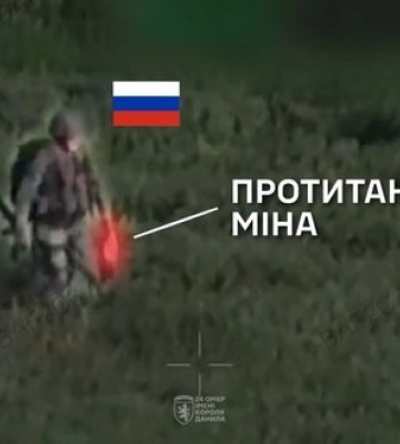 Дронарі 24-ї ОМБр влучили у міну ТМ-62 в руках окупанта: потужний вибух розірвав рашиста поблизу Часового Яру. ВIДЕО