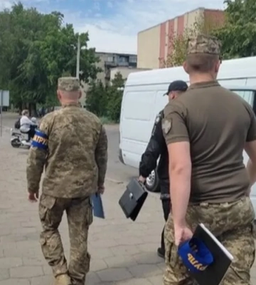 В Хмельницкой области мужчина ударил сотрудника ТЦК по голове во время проверки документов, пострадавший находится в больнице