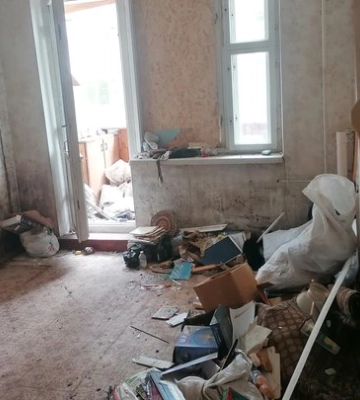 «Якась Чорнобильська зона»: як «живе» будинок на Озерецькій у Луцьку через рік після обстрілу