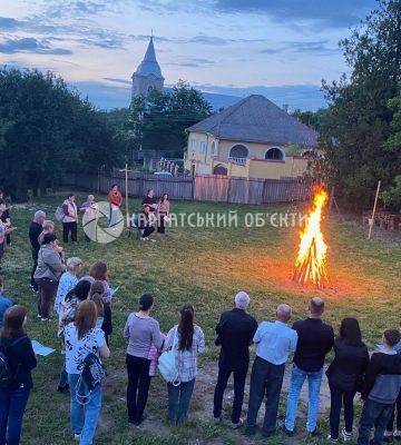 Полум’я єдності та миру запалало в Косоні: угорська громада Закарпаття відзначила День національної єдності