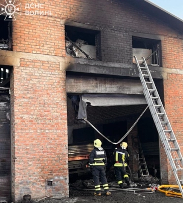 У ДСНС розповіли деталі масштабної пожежі в Луцьку на ЛПЗ