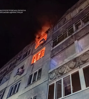 россияне атаковали Павлоград, вспыхнул пожар в многоэтажке