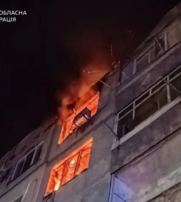 У Павлограді внаслідок російського удару спалахнула пожежа у п’ятиповерхівці — ОВА